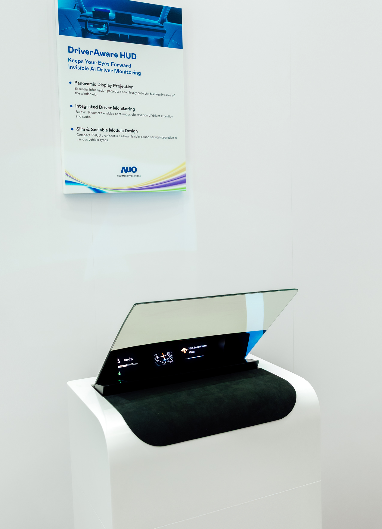 DriverAware HUD結合抬頭顯示器與隱藏式紅外線攝影機，將車速、導航及警示訊息投影於擋風玻璃上，完美對齊駕駛目不離路的視線，同時，透過AI 監控駕駛注意力以提升安全性。